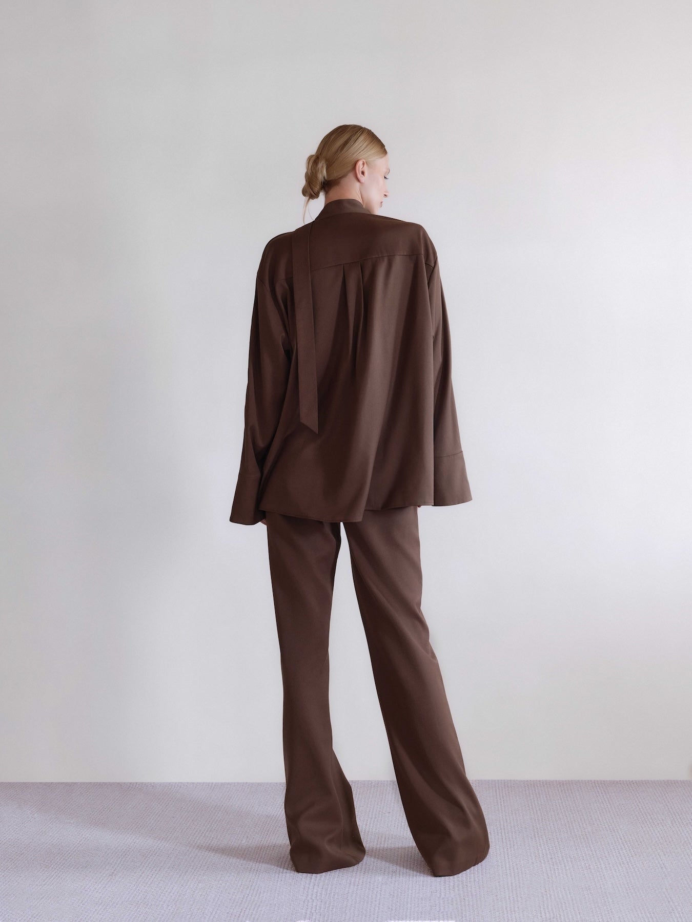 Väme Kline Brown Open Sleeve Shirt back – oversized suiting-fabric shirt with ribbon collar.